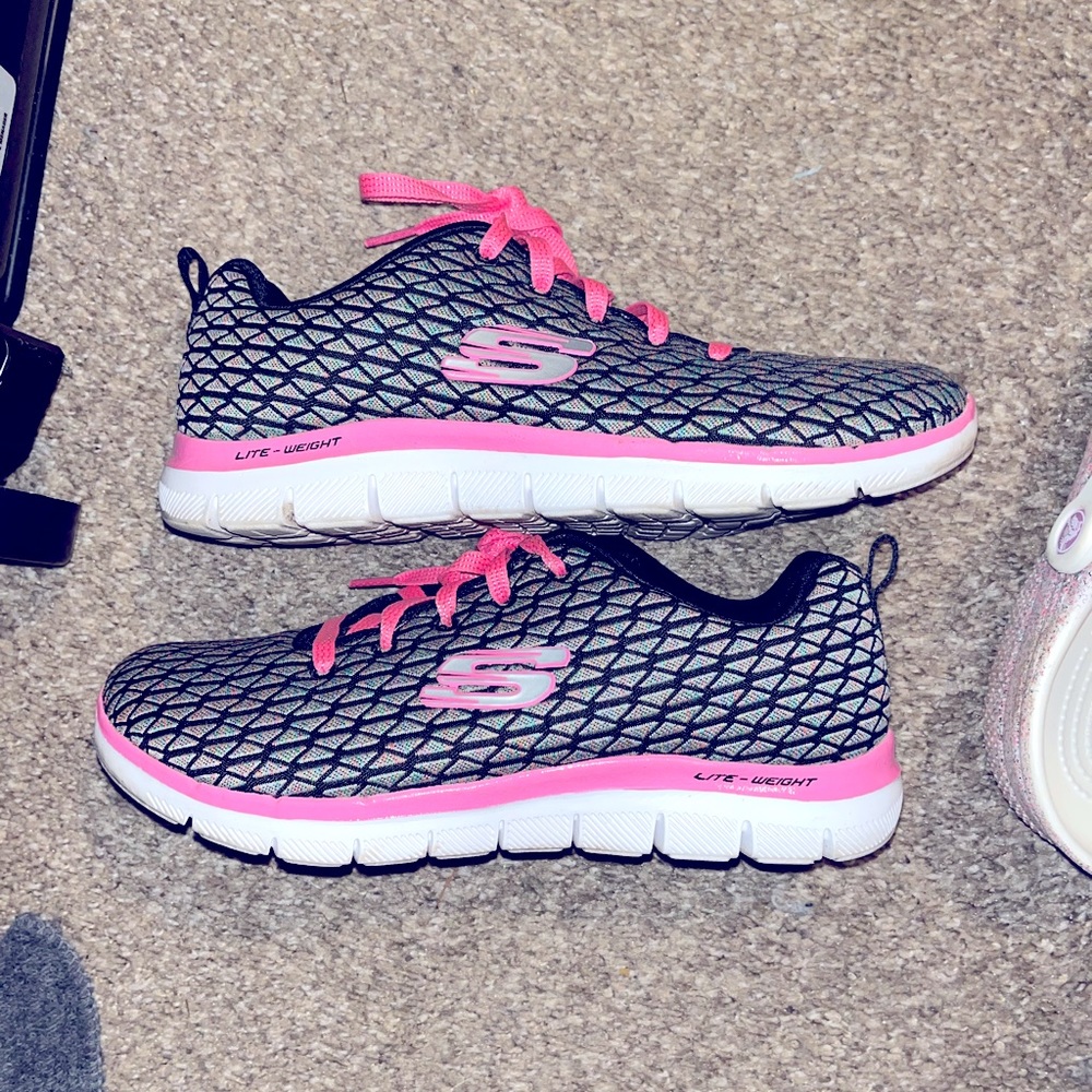 Size 6 Skechers